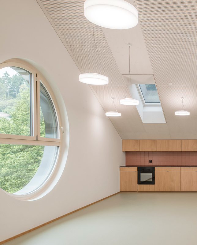 <p>Grosszügiges Lehrpersonenzimmer im Dachraum</p><p>Bild © Simon von Gunten</p>