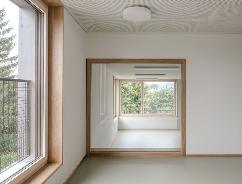 <p>Leicht erhöhter Gruppenraum mit Durchblick ins Klassenzimmer</p><p>Bild © Simon von Gunten</p>